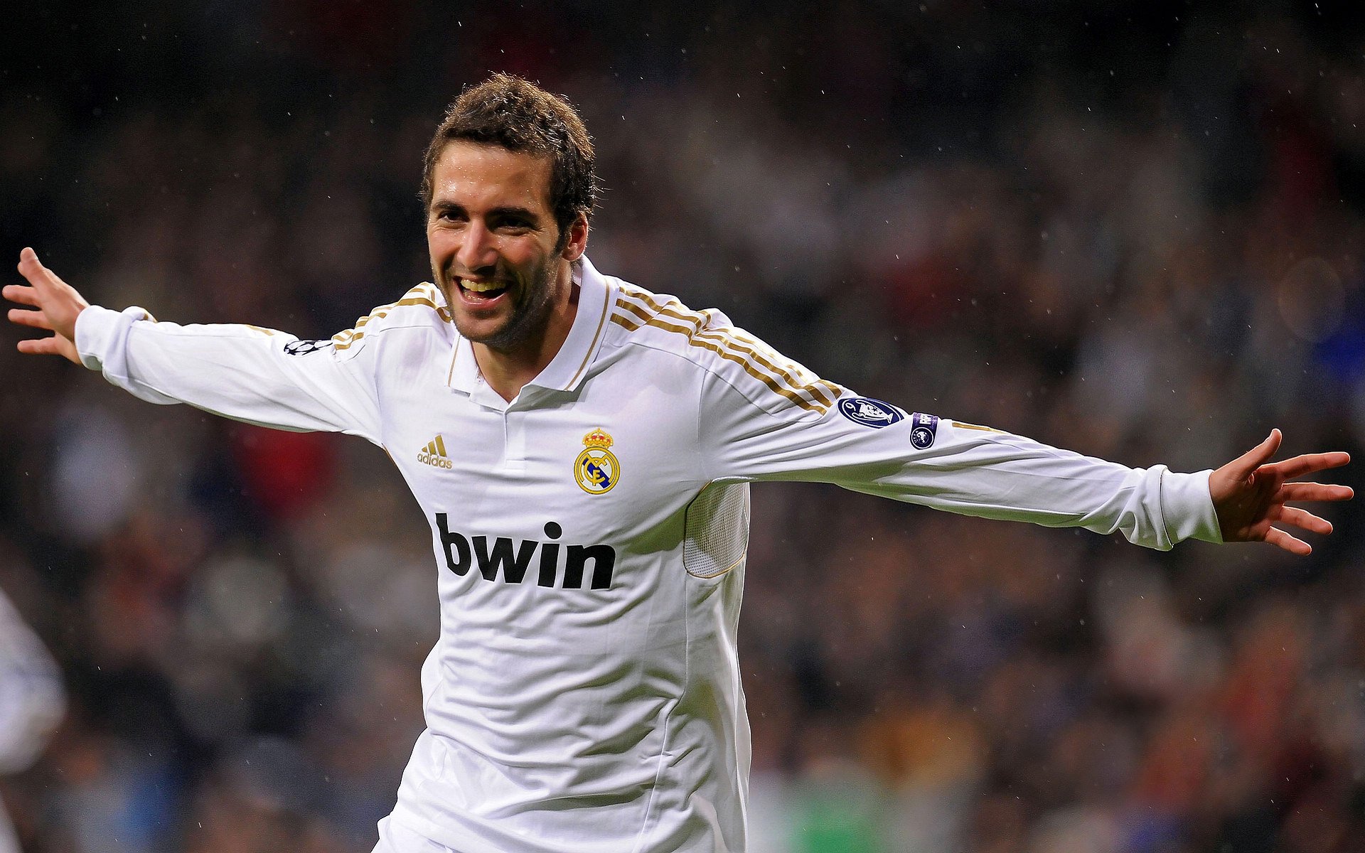 巴萨主场2-0战胜格拉纳达，继续领跑西甲积分榜